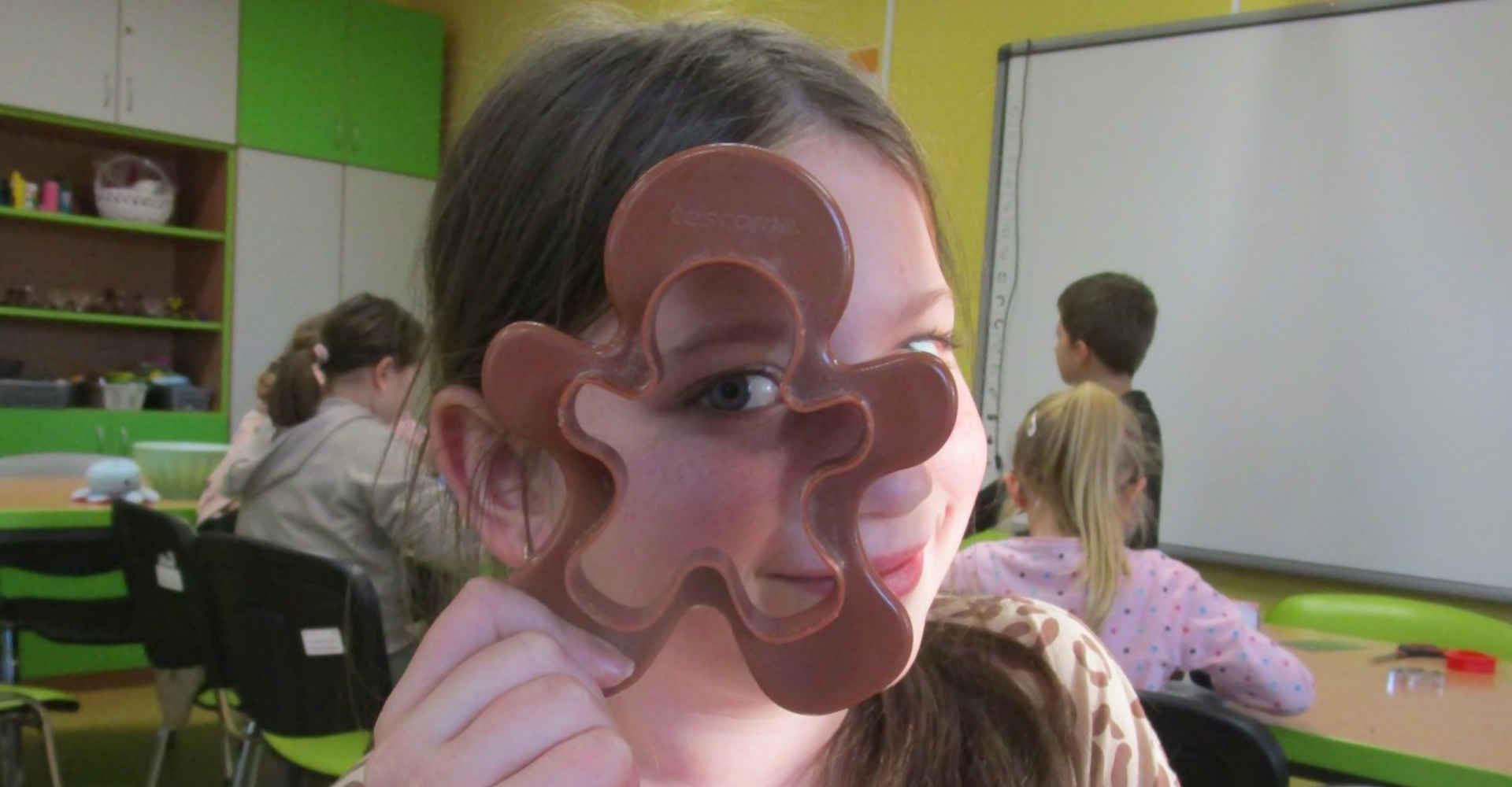 Dziewczynka z kształtem z czekolady